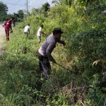 Anggota Bhabinkamtibmas Polsubsektor Mesuji Pusat Polres Mesuji turut serta aktif dalam kegiatan gotong
