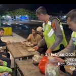 Jajaran Sat Lantas Polres Mesuji Gelar Sahur On The Road, Berbagi Makan Sahur Bersama Warga di Alun Alun Simpang Pematang