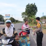 Lomba Pahala Dibulan Ramadhan, Jajaran Polres Mesuji Bagi – Bagi Takjil Kepada Pengendara