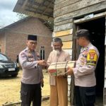 Kasat Binmas Polres Mesuji Bersama Bhabinkamtibmas Bagikan Paket Sembako Kepada Masyarakat Kurang Mampu di Desa Simpang Pematang